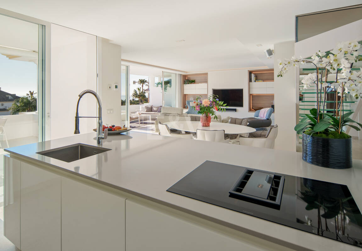 Luxury Duplex Penthouse in a Prestigious Golden Mile Urbanization