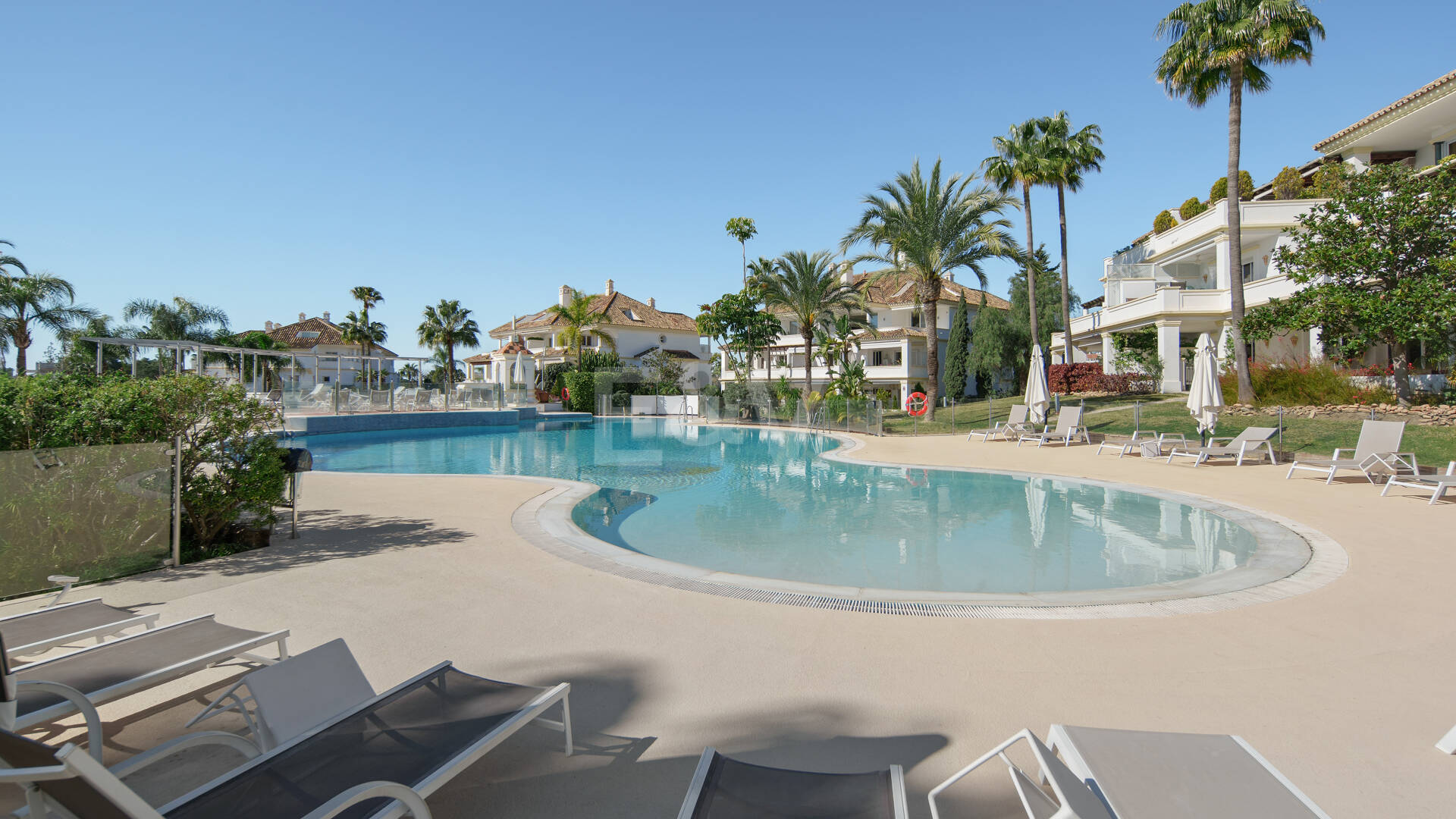 Luxury Duplex Penthouse in a Prestigious Golden Mile Urbanization