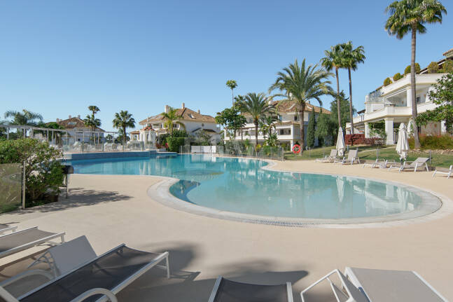 Luxury Duplex Penthouse in a Prestigious Golden Mile Urbanization