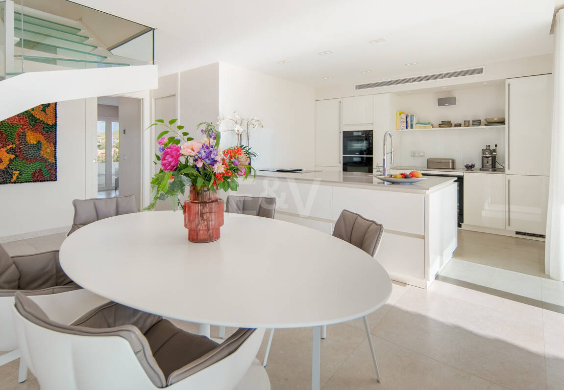 Luxury Duplex Penthouse in a Prestigious Golden Mile Urbanization