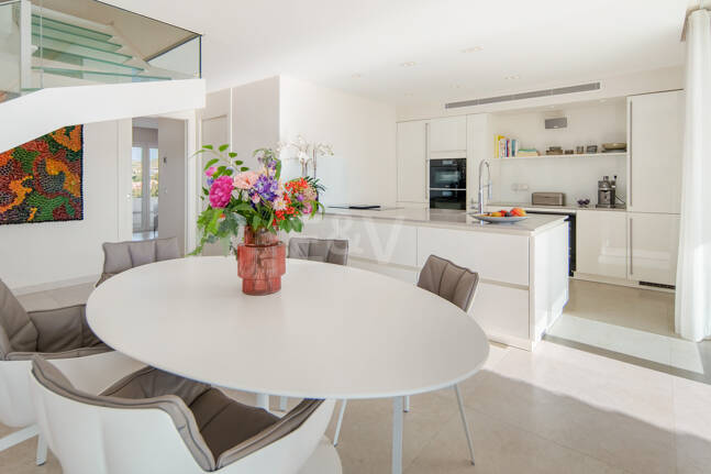 Luxury Duplex Penthouse in a Prestigious Golden Mile Urbanization