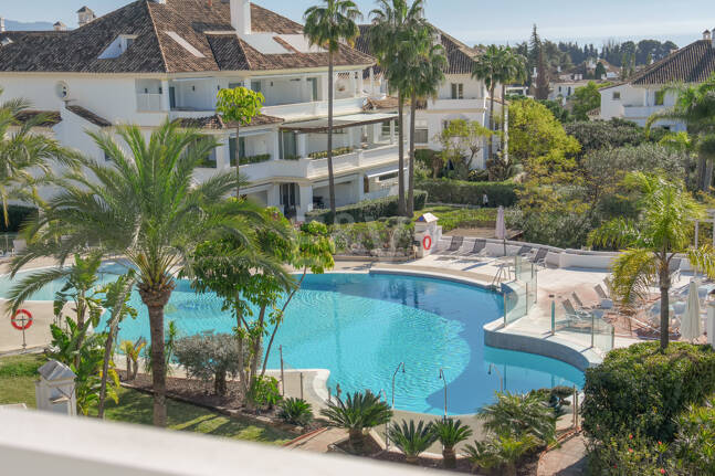 Luxury Duplex Penthouse in a Prestigious Golden Mile Urbanization