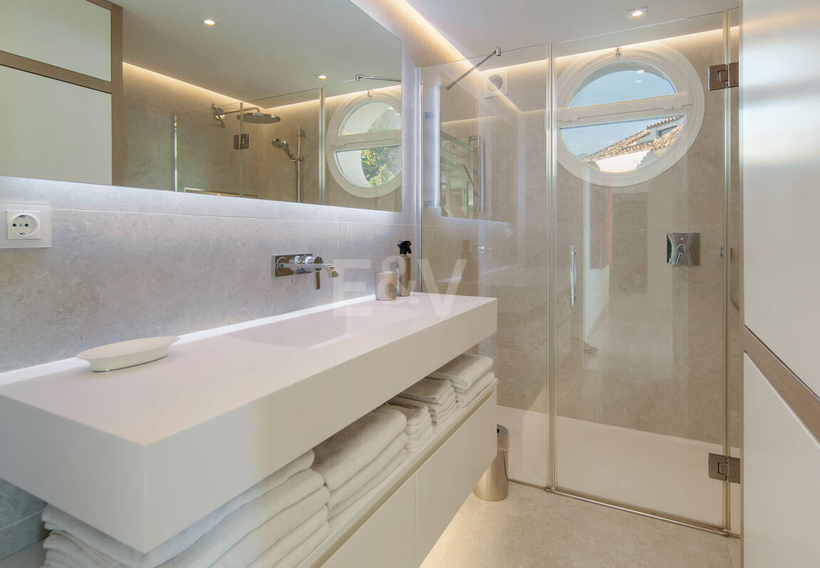 Luxury Duplex Penthouse in a Prestigious Golden Mile Urbanization