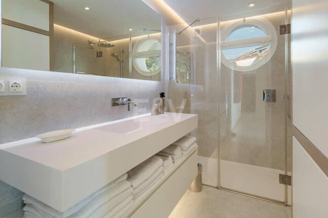 Luxury Duplex Penthouse in a Prestigious Golden Mile Urbanization