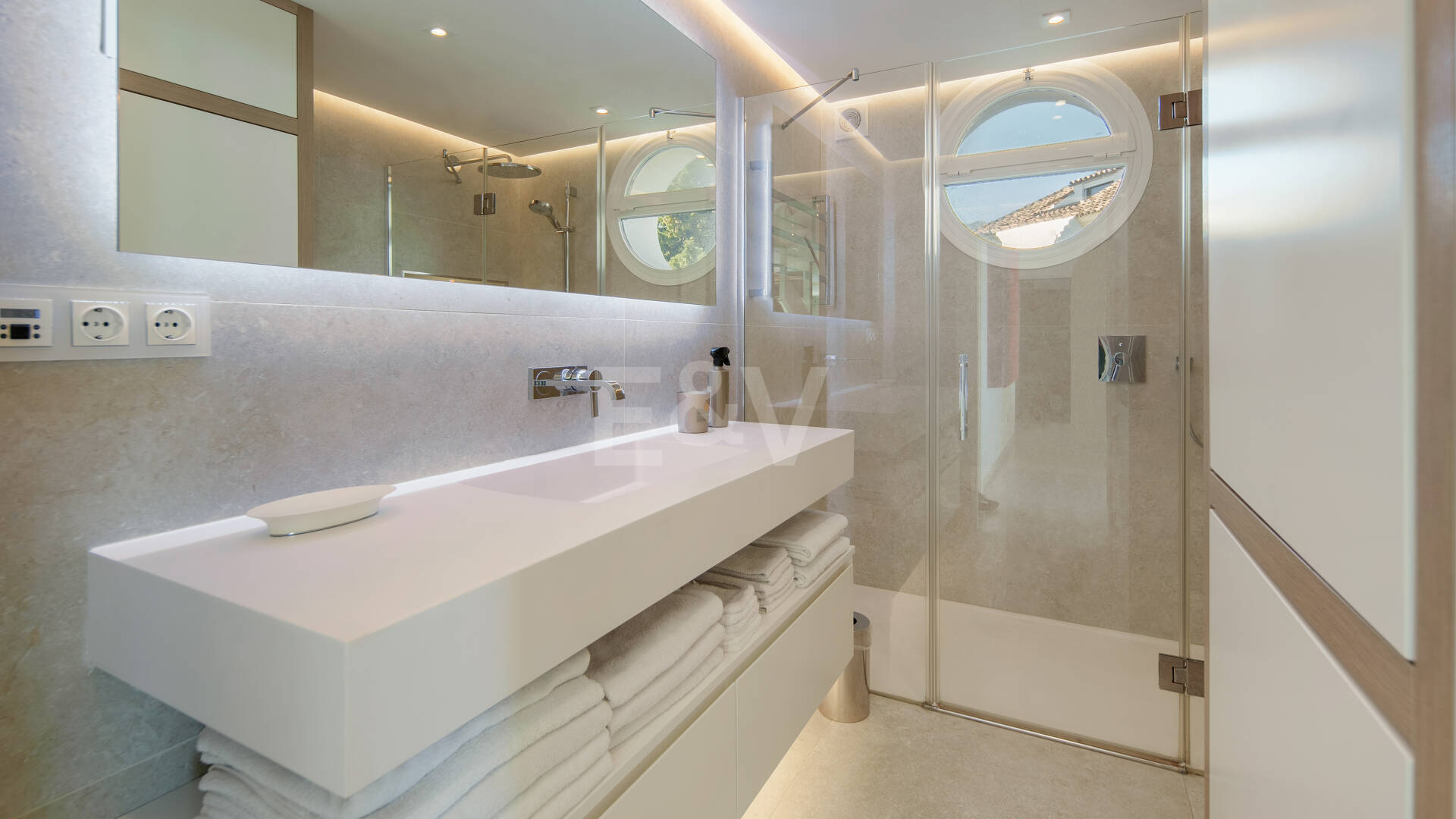 Luxury Duplex Penthouse in a Prestigious Golden Mile Urbanization