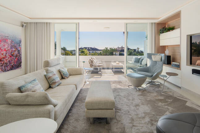 Luxury Duplex Penthouse in a Prestigious Golden Mile Urbanization