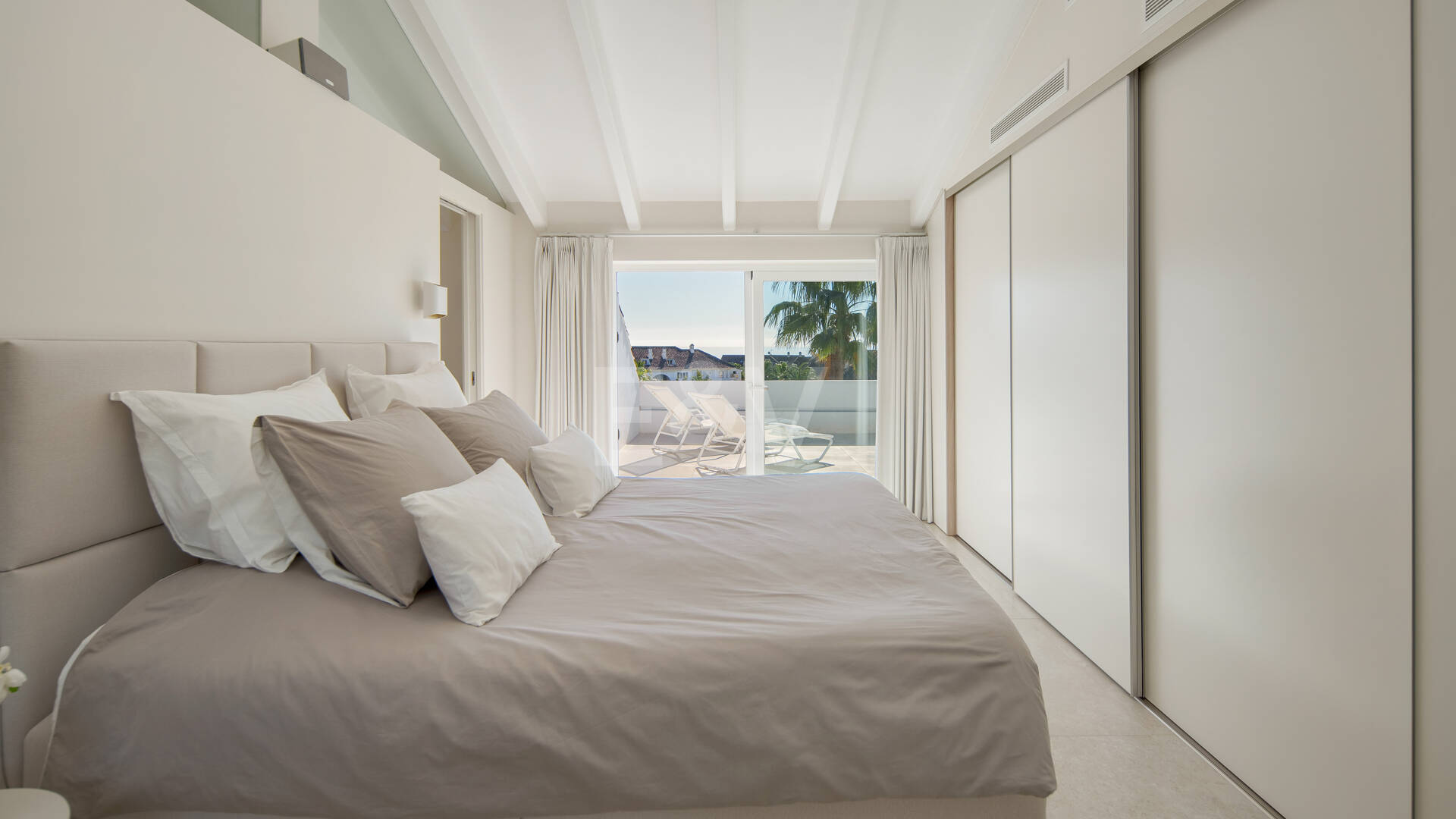 Luxury Duplex Penthouse in a Prestigious Golden Mile Urbanization