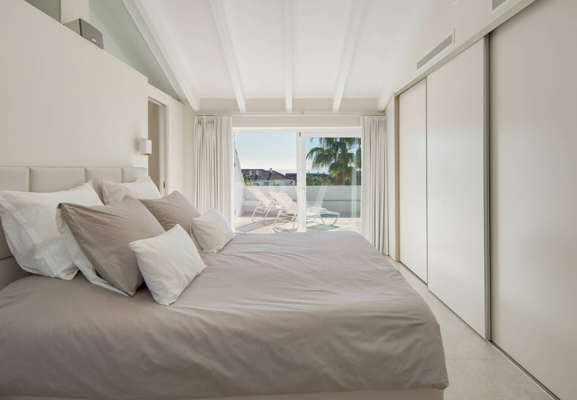 Luxury Duplex Penthouse in a Prestigious Golden Mile Urbanization