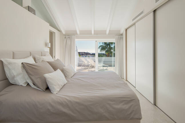 Luxury Duplex Penthouse in a Prestigious Golden Mile Urbanization