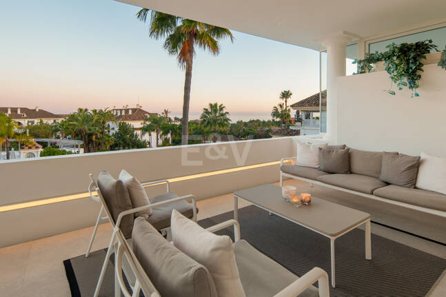 Luxury Duplex Penthouse in a Prestigious Golden Mile Urbanization