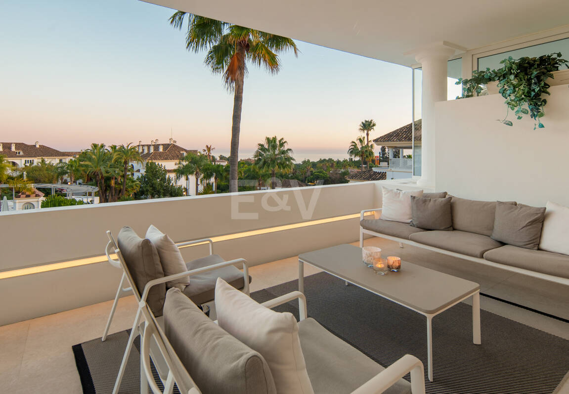 Luxury Duplex Penthouse in a Prestigious Golden Mile Urbanization