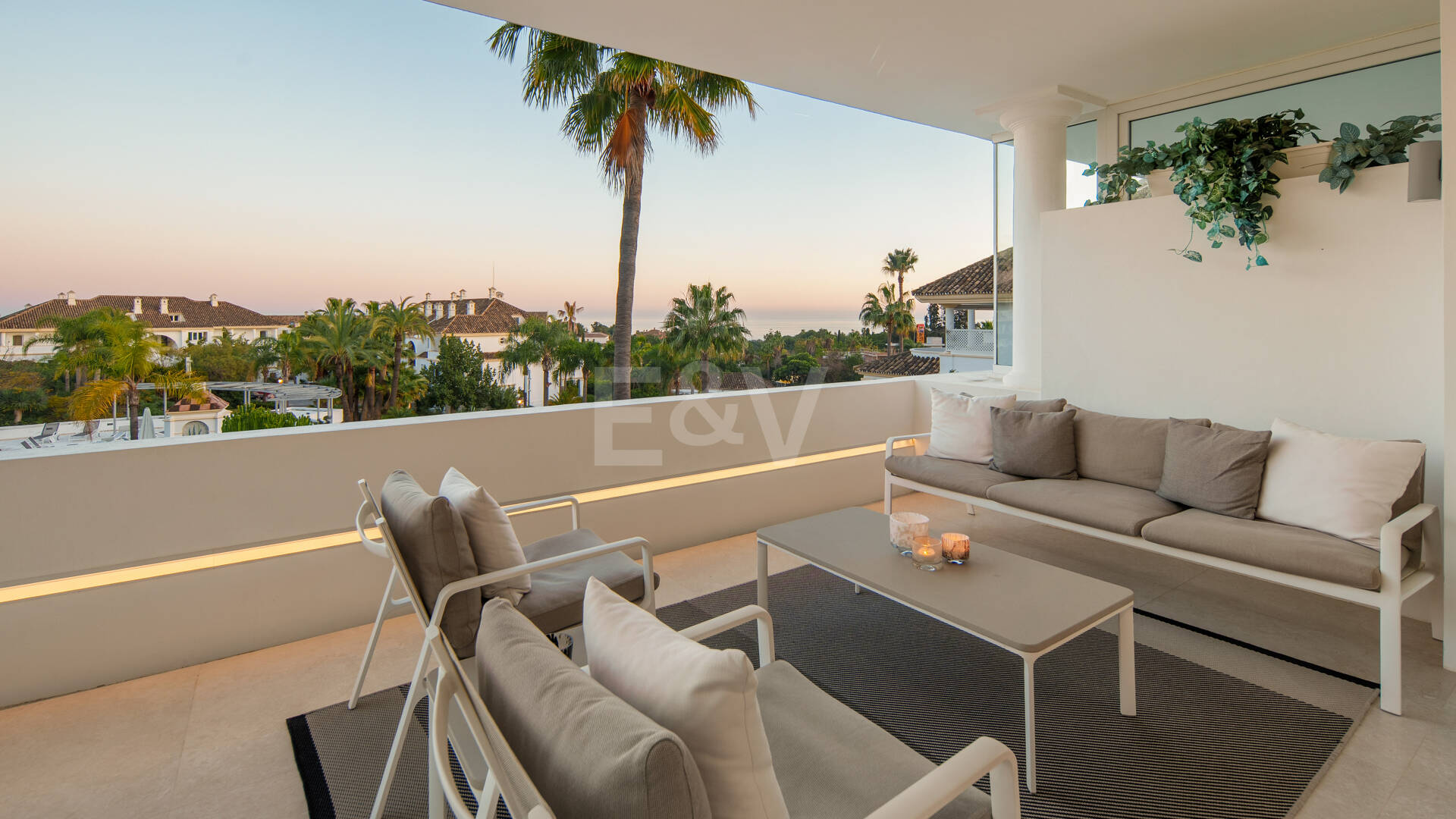 Luxury Duplex Penthouse in a Prestigious Golden Mile Urbanization