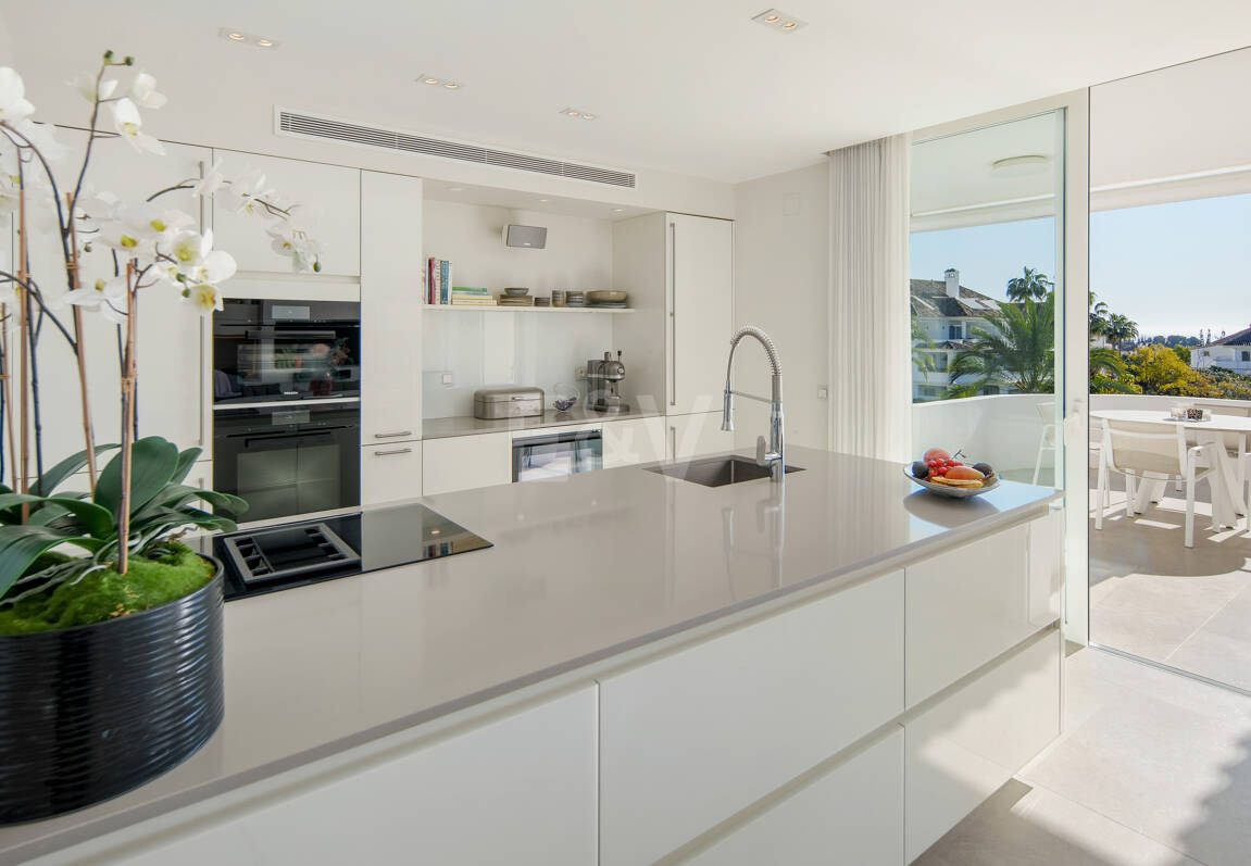 Luxury Duplex Penthouse in a Prestigious Golden Mile Urbanization