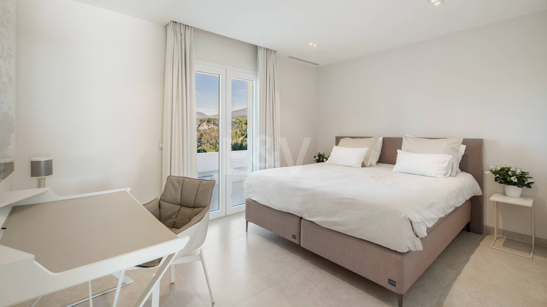 Luxury Duplex Penthouse in a Prestigious Golden Mile Urbanization