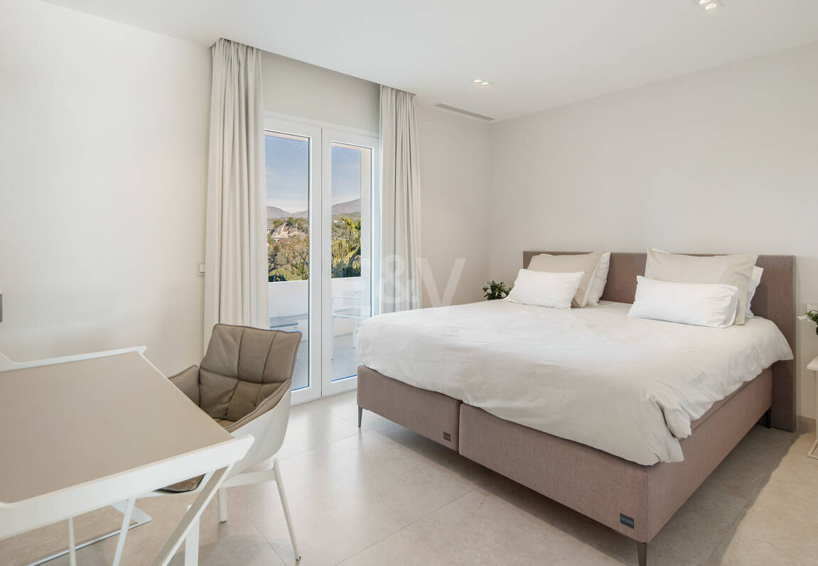 Luxury Duplex Penthouse in a Prestigious Golden Mile Urbanization