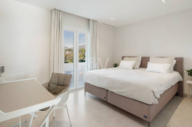 Luxury Duplex Penthouse in a Prestigious Golden Mile Urbanization