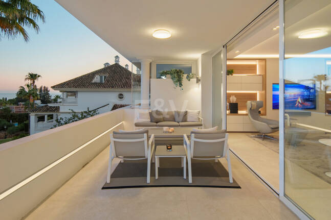 Luxury Duplex Penthouse in a Prestigious Golden Mile Urbanization