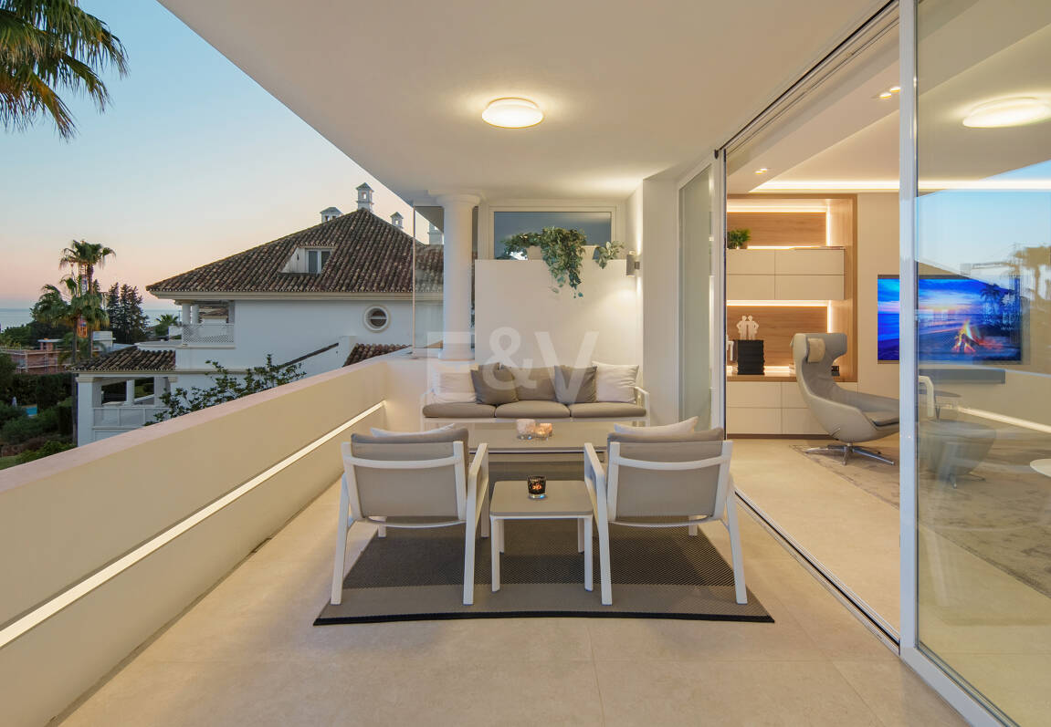 Luxury Duplex Penthouse in a Prestigious Golden Mile Urbanization