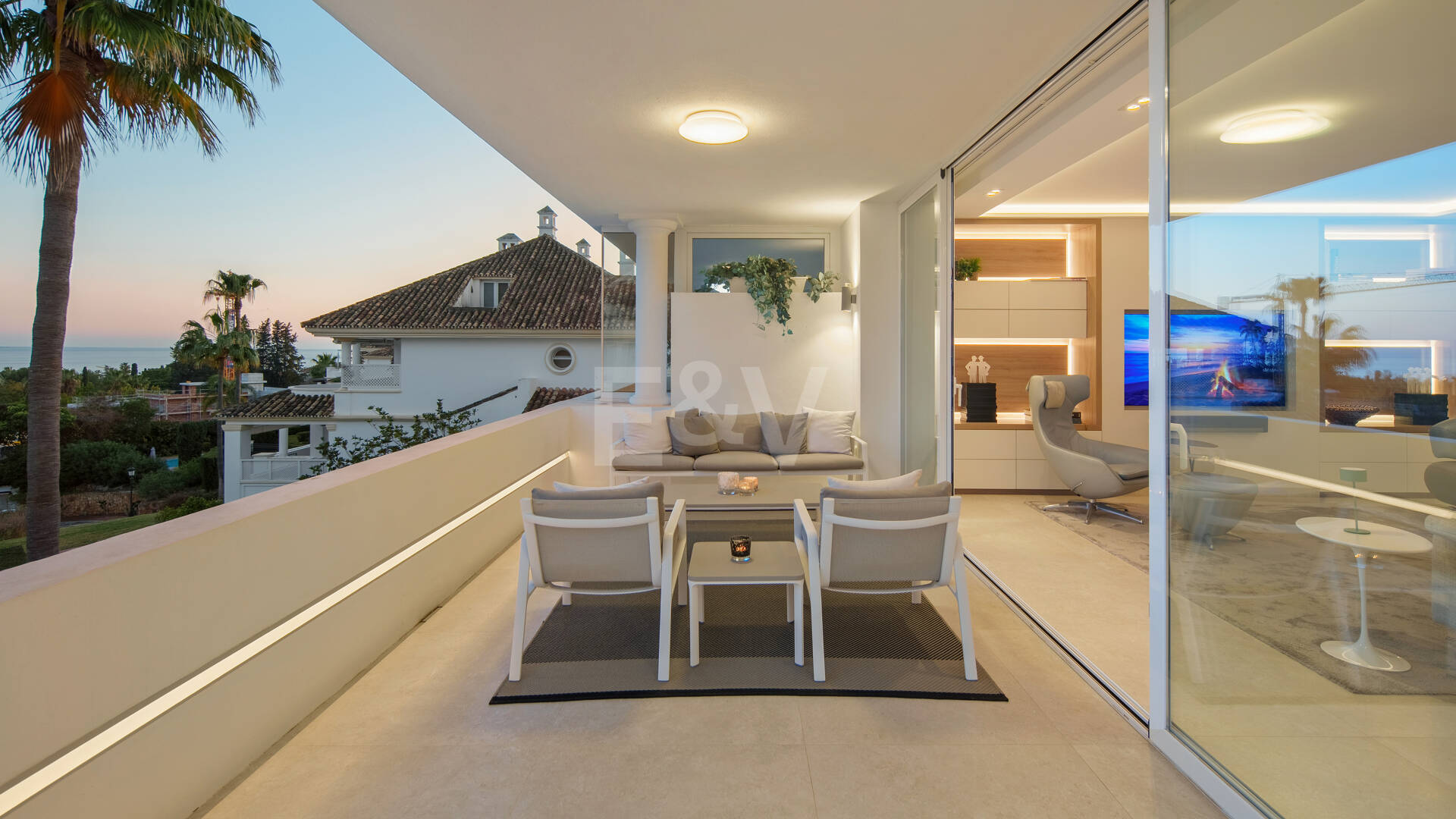 Luxury Duplex Penthouse in a Prestigious Golden Mile Urbanization