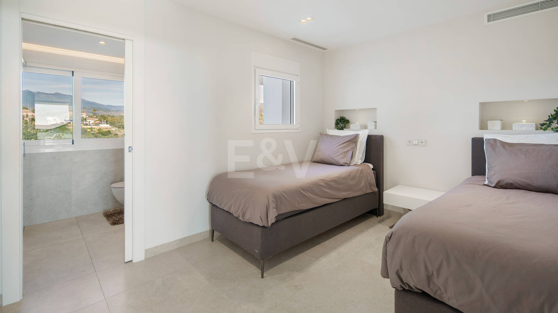 Luxury Duplex Penthouse in a Prestigious Golden Mile Urbanization