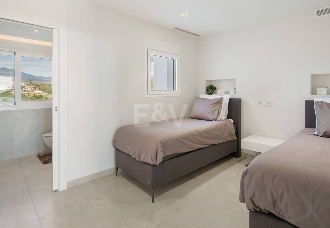 Luxury Duplex Penthouse in a Prestigious Golden Mile Urbanization