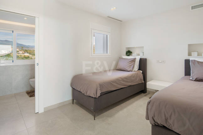 Luxury Duplex Penthouse in a Prestigious Golden Mile Urbanization