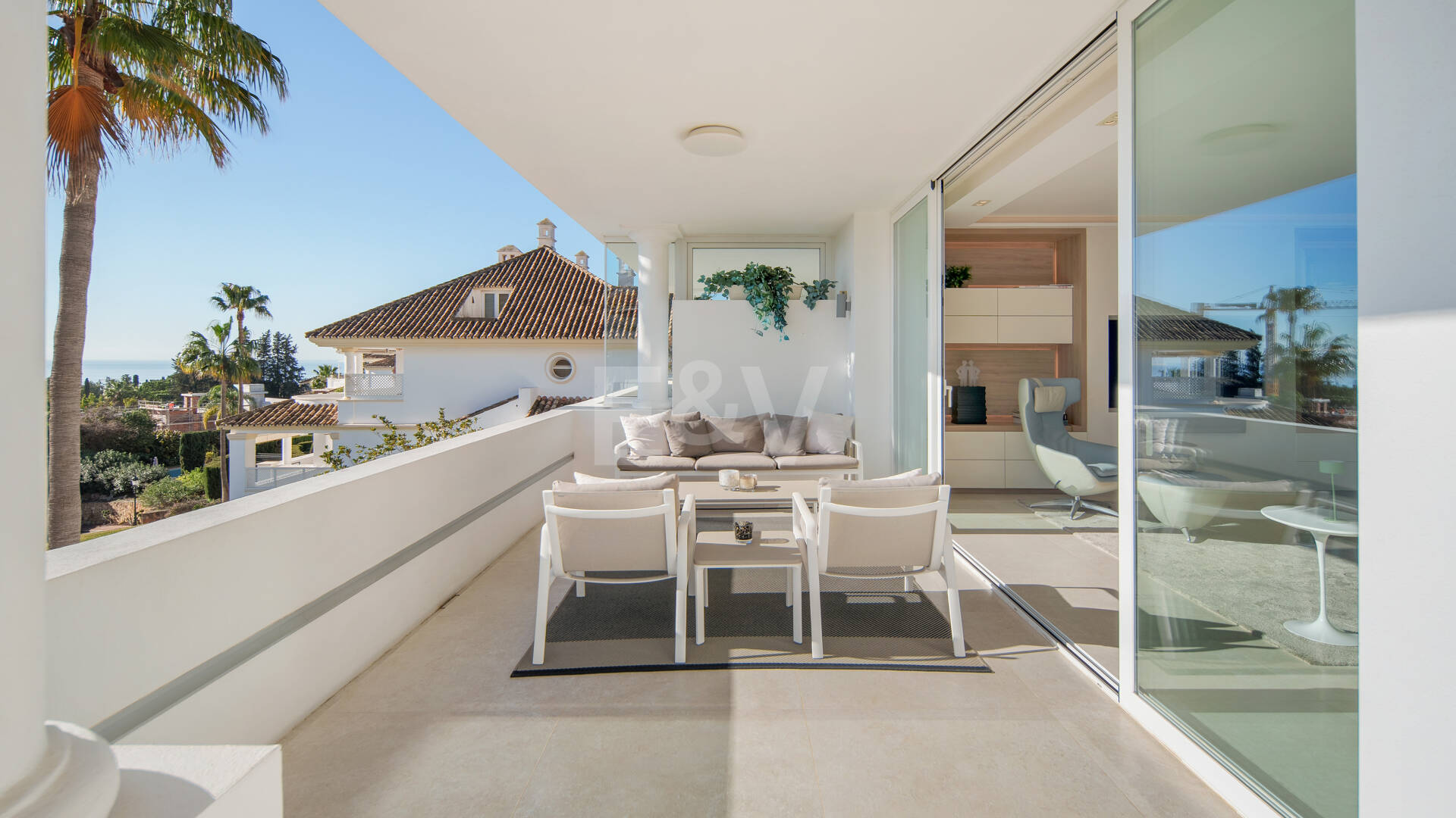 Luxury Duplex Penthouse in a Prestigious Golden Mile Urbanization