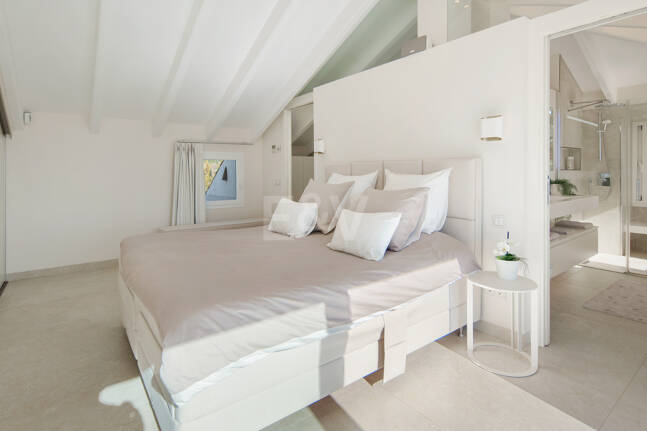 Luxury Duplex Penthouse in a Prestigious Golden Mile Urbanization