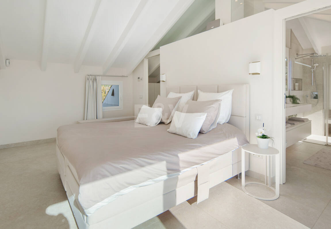 Luxury Duplex Penthouse in a Prestigious Golden Mile Urbanization