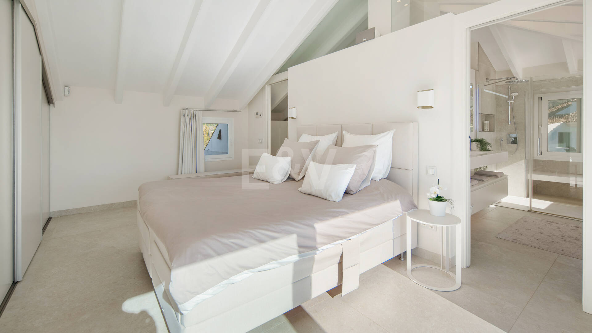 Luxury Duplex Penthouse in a Prestigious Golden Mile Urbanization