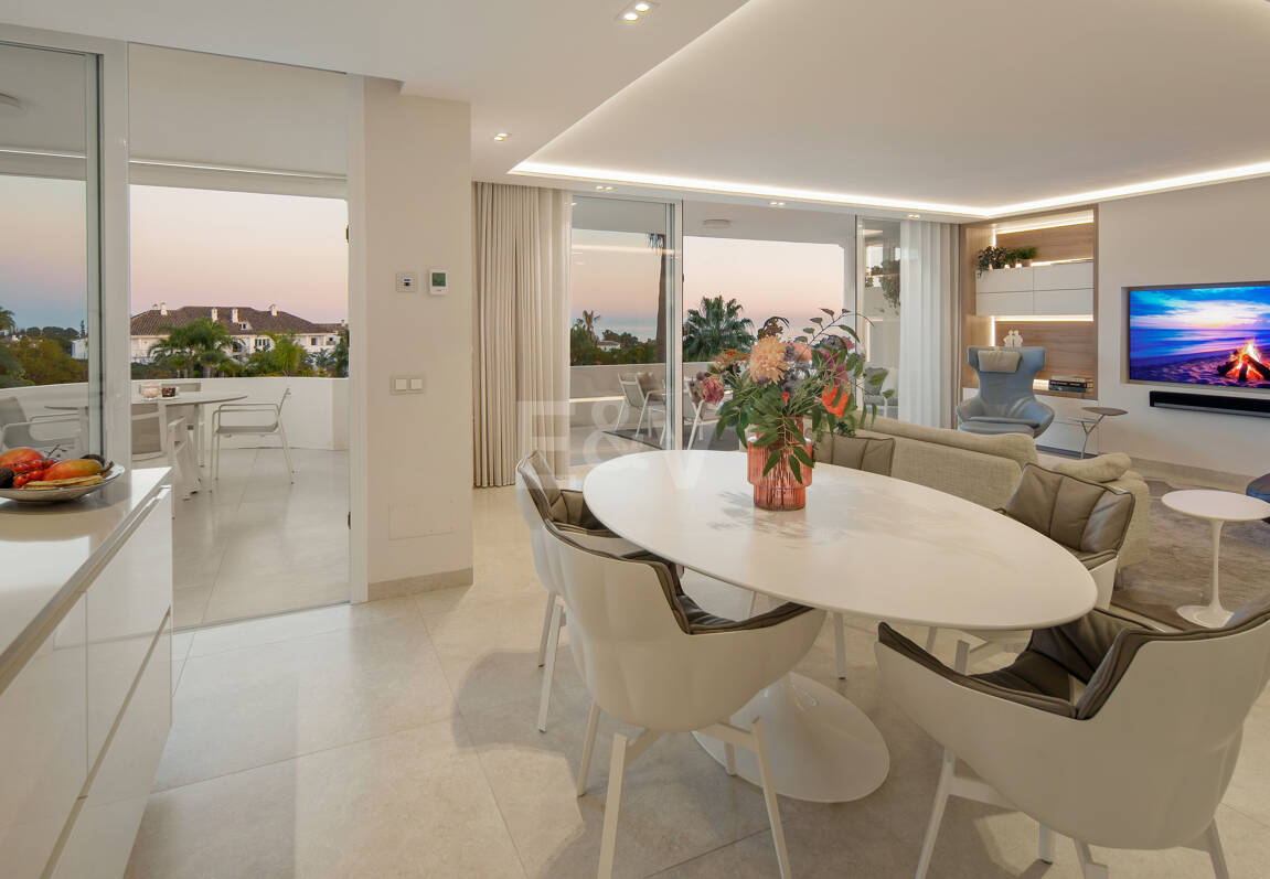 Luxury Duplex Penthouse in a Prestigious Golden Mile Urbanization