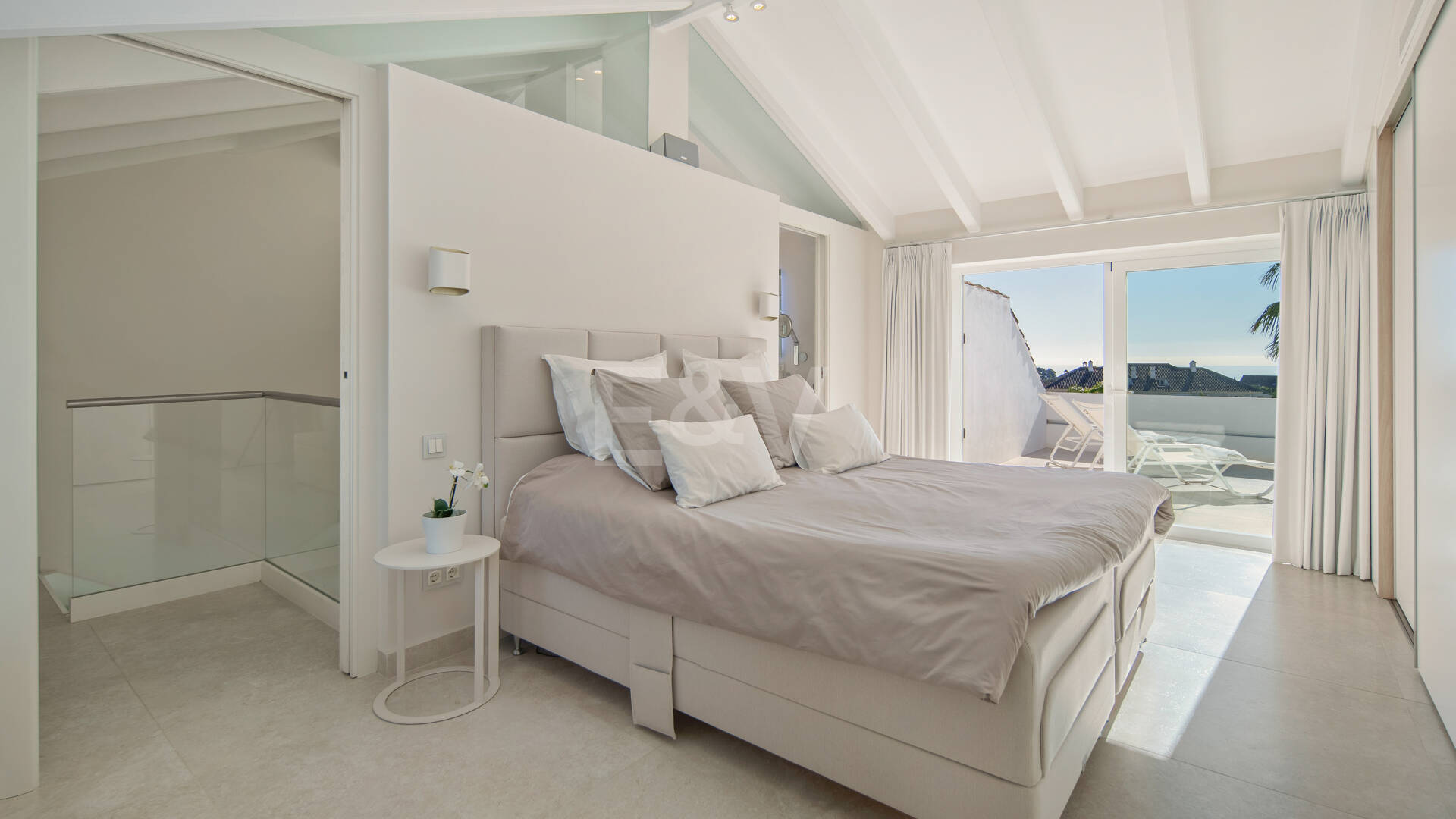 Luxury Duplex Penthouse in a Prestigious Golden Mile Urbanization