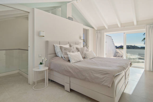 Luxury Duplex Penthouse in a Prestigious Golden Mile Urbanization