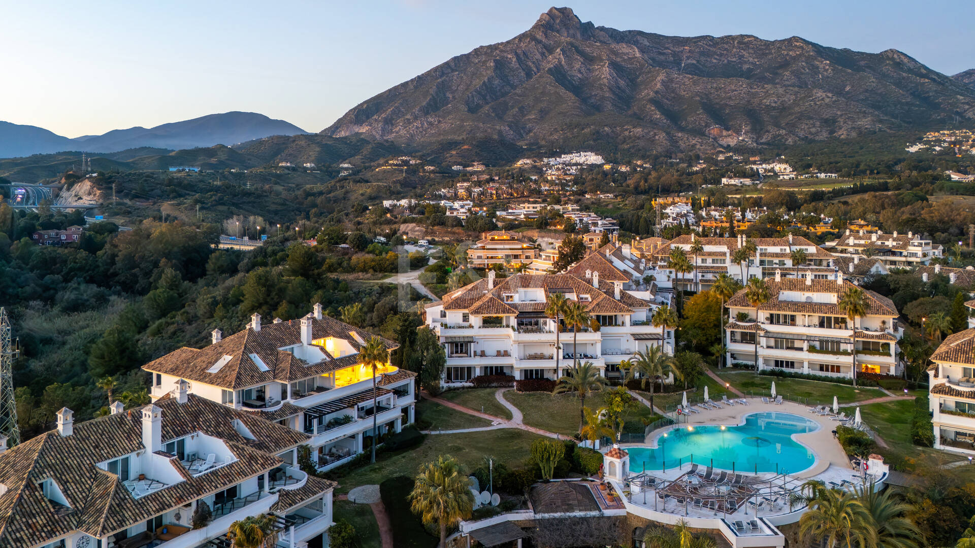 Luxury Duplex Penthouse in a Prestigious Golden Mile Urbanization