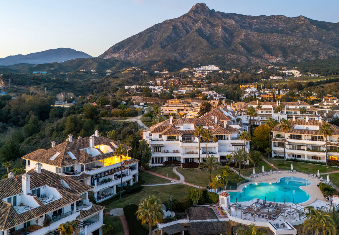 Luxury Duplex Penthouse in a Prestigious Golden Mile Urbanization