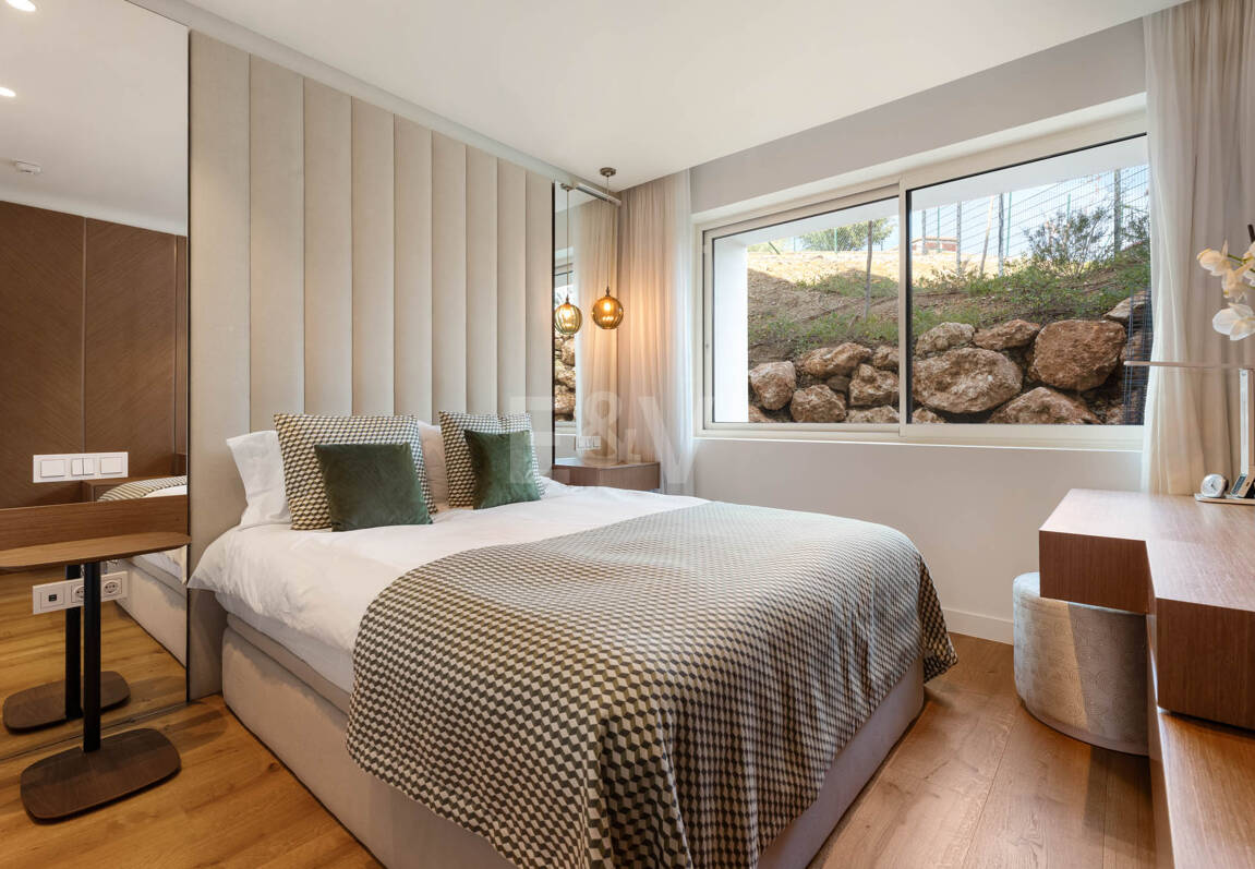 Apartamento con jardín privado en Palo Alto Marbella con vistas panorámicas al mar