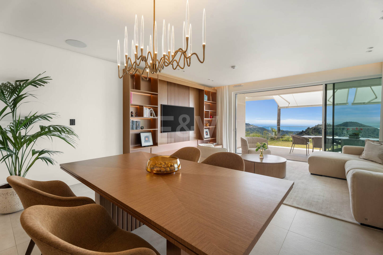 Apartamento con jardín privado en Palo Alto Marbella con vistas panorámicas al mar