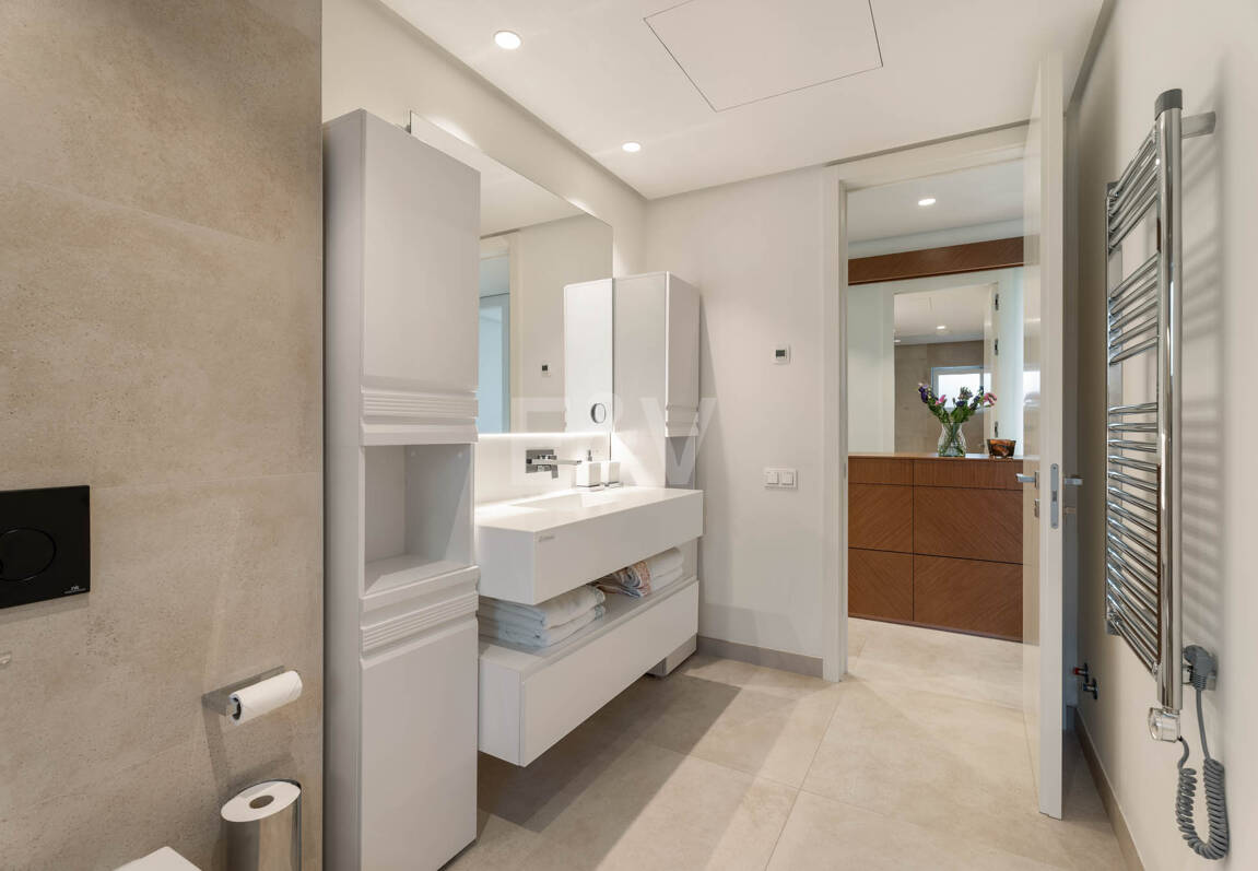 Apartamento con jardín privado en Palo Alto Marbella con vistas panorámicas al mar