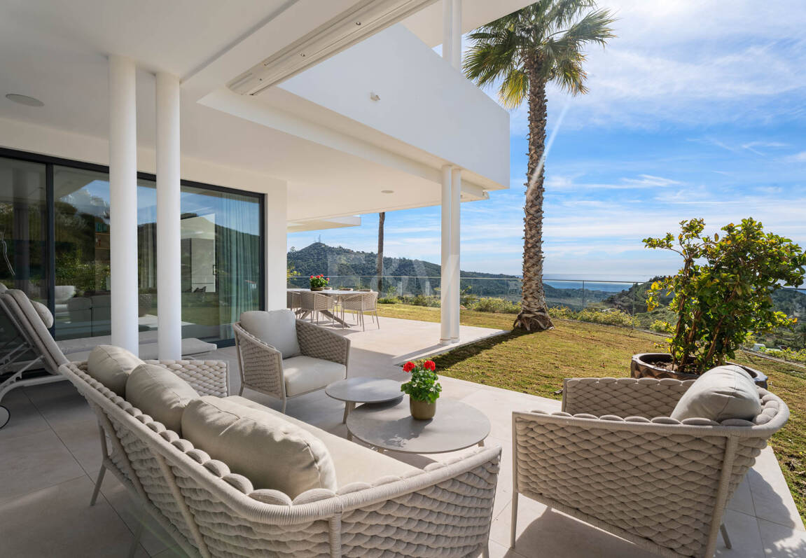 Apartamento con jardín privado en Palo Alto Marbella con vistas panorámicas al mar
