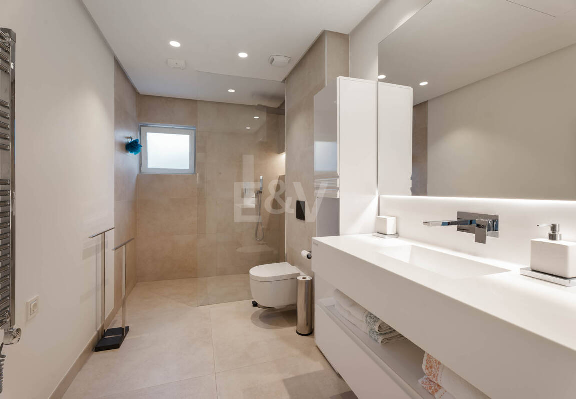 Apartamento con jardín privado en Palo Alto Marbella con vistas panorámicas al mar