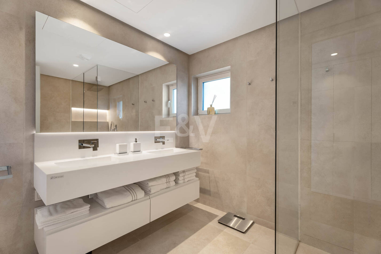 Apartamento con jardín privado en Palo Alto Marbella con vistas panorámicas al mar