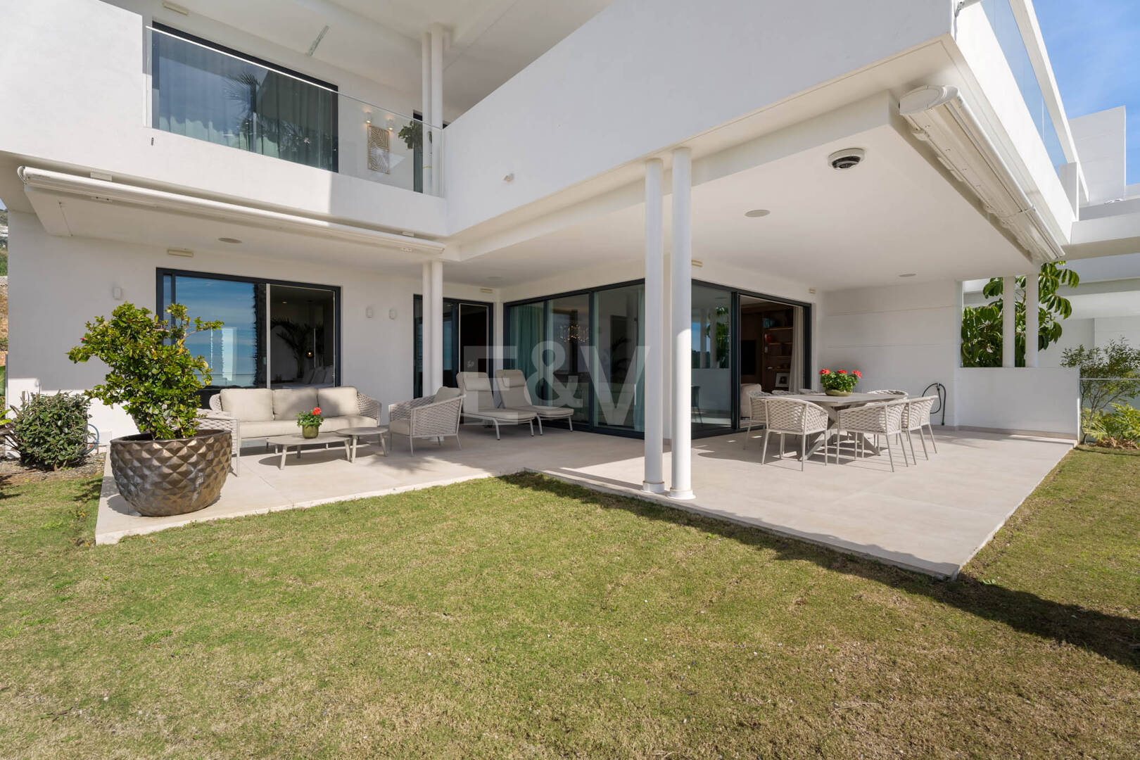 Apartamento con jardín privado en Palo Alto Marbella con vistas panorámicas al mar