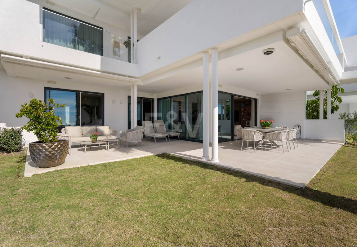 Apartamento con jardín privado en Palo Alto Marbella con vistas panorámicas al mar