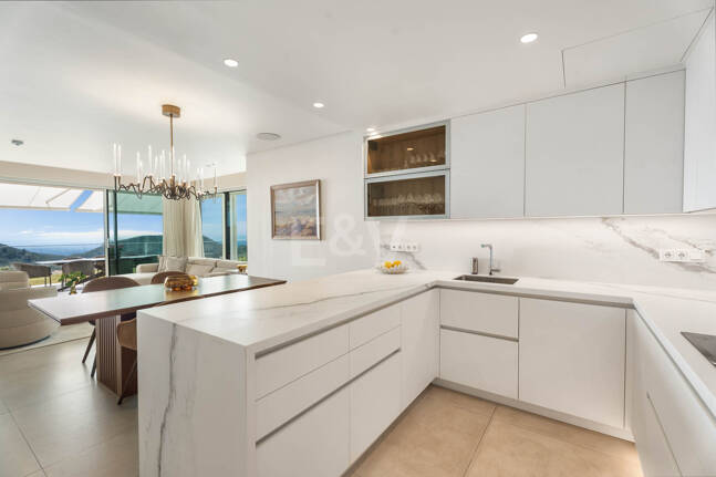 Apartamento con jardín privado en Palo Alto Marbella con vistas panorámicas al mar