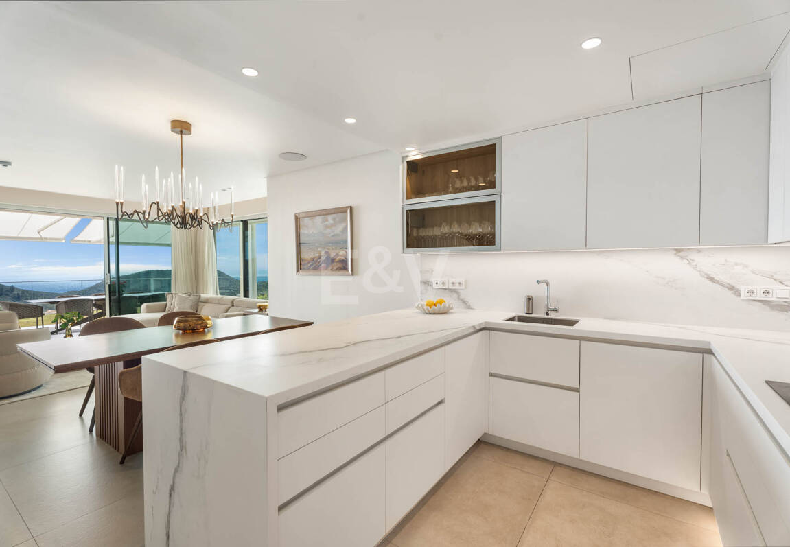 Apartamento con jardín privado en Palo Alto Marbella con vistas panorámicas al mar