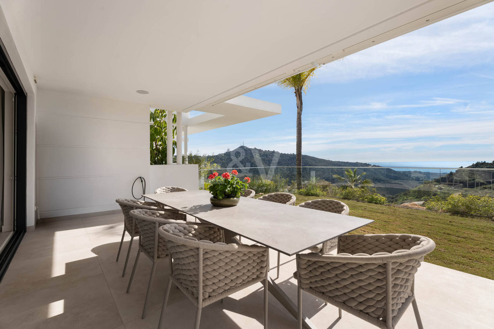 Apartamento con jardín privado en Palo Alto Marbella con vistas panorámicas al mar