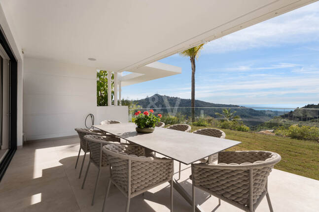 Apartamento con jardín privado en Palo Alto Marbella con vistas panorámicas al mar