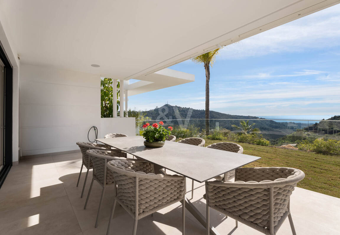 Apartamento con jardín privado en Palo Alto Marbella con vistas panorámicas al mar