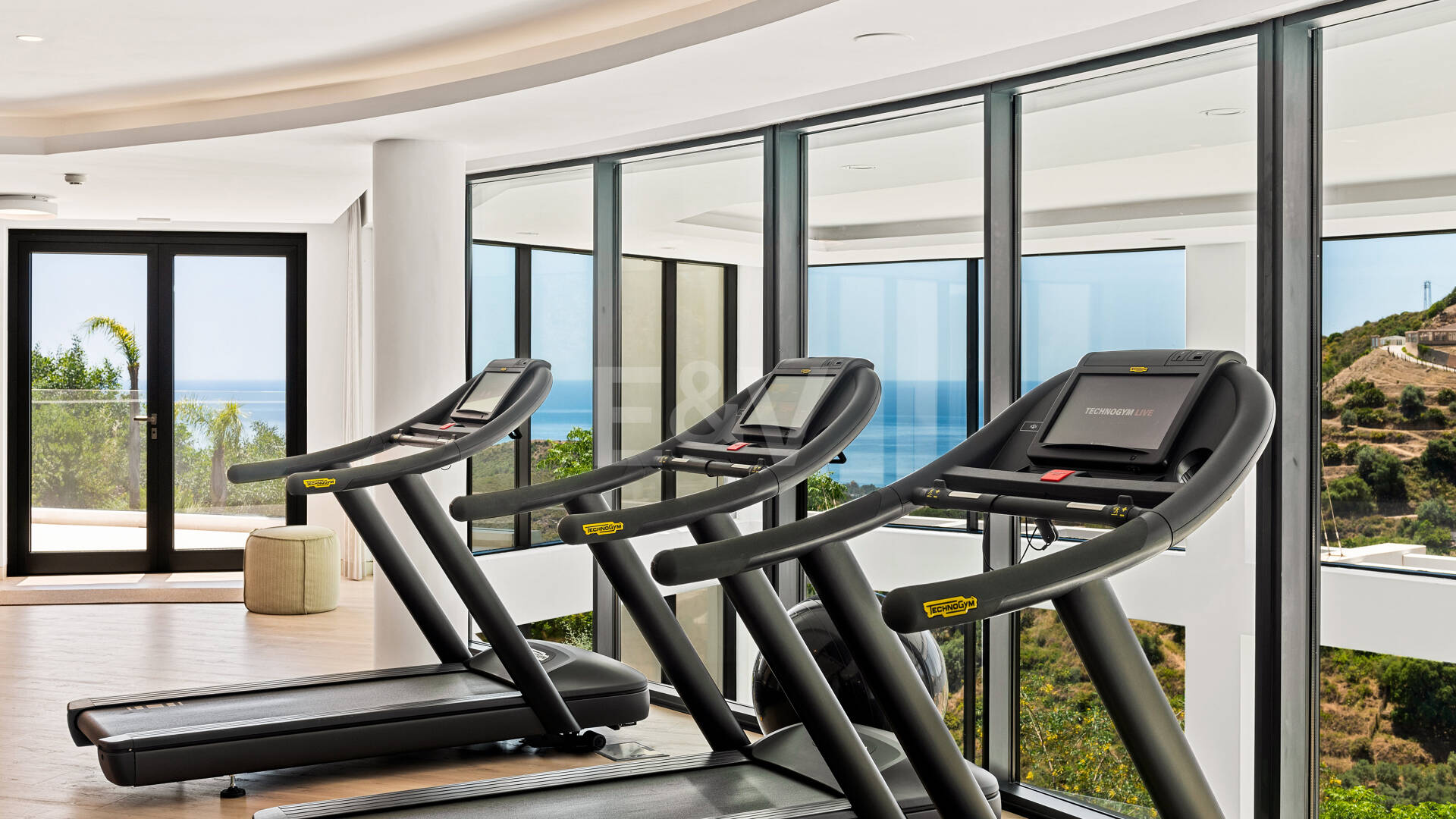 Apartamento con jardín privado en Palo Alto Marbella con vistas panorámicas al mar