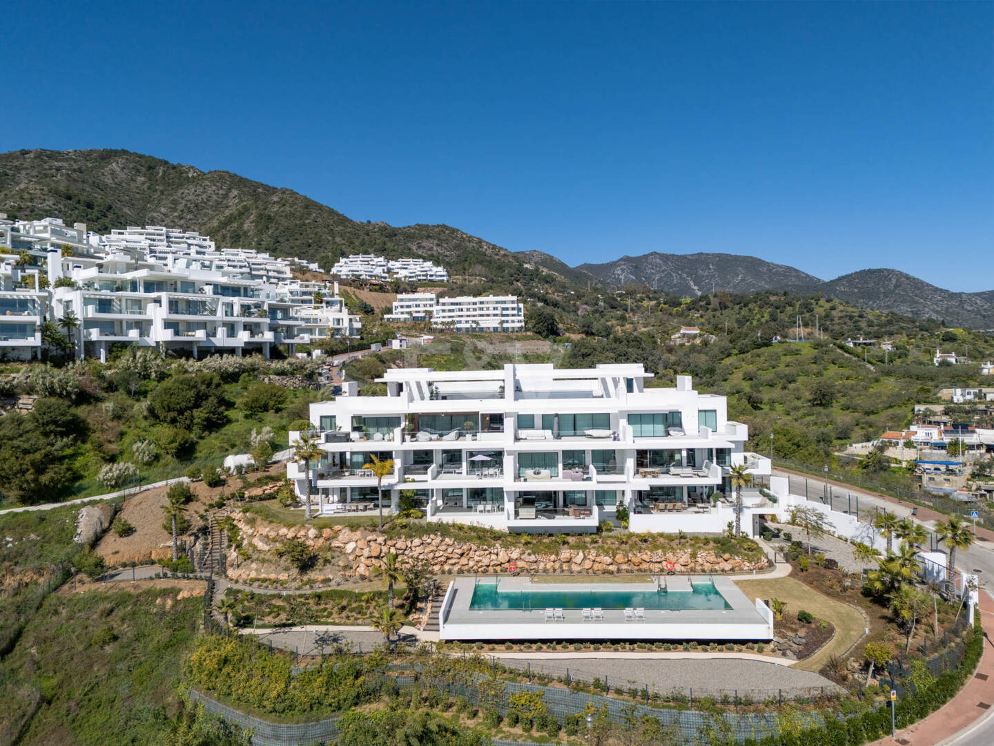 Apartamento con jardín privado en Palo Alto Marbella con vistas panorámicas al mar